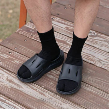 AGILITY - Tabi Ribbed Socks - Black